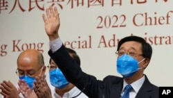 李家超在確認獲選後在點票現場向支持者揮手致謝。(美聯社照片)