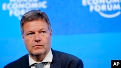 德國副總理兼經濟事務和氣候行動部長羅伯特·哈貝克於2022年5月23日出席瑞士達沃斯世界經濟論壇的小組討論會。