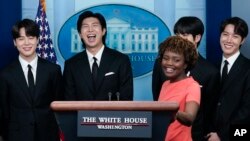 Manm sipègwoup K-Pop Koreyen BTS (a goch) Jimin, RM, Jin ak J-Hope, rejwenn sekretè de près Lamezonblanch la, Karine Jean-Pierre pou rankont kotidyen ak korespondan Lamezonblanch yo nan Washington, Madi 31 Me, 2022.