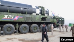 北韓官方2022年3月公佈的領導人金正恩視察一枚洲際彈道導彈的照片。