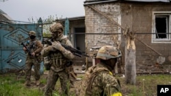 烏克蘭軍隊在哈爾科夫郊區最近奪回的一個村莊附近進行偵察（2022年5月14日）