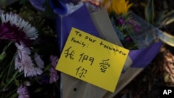 美國南加州基督長老會教堂前，人們給5月15日槍擊案的死難者獻花。（2022年5月16日）