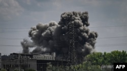 烏克蘭東部頓巴斯地區索萊達市一家工廠升起的煙塵。 (2022年5月24日)