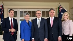 澳大利亞新任外長黃英賢（Penny Wong）（左二）與新任總理阿爾巴尼斯（中）等主要內閣成員。