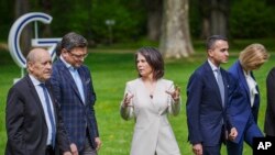 德國外長貝伯克在七國集團外長會議期間與烏克蘭外長庫列巴等人交談（2022年5月13日）