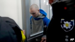 俄羅斯某部坦克部隊士兵、被告希希馬林中士5月13日抵達基輔一家法庭受審。