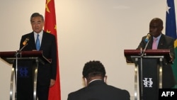 2022年5月26日，中国外交部长王毅与所罗门群岛外长马内莱在所国首都霍尼亚拉举行记者会。（法新社）
