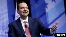 資料照片：時任白宮國內政策委員會主任的布倫博格在研討會上講話(2017年2月24日）