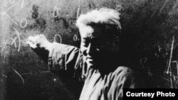 被毛“钦点”右派分子的黄万里教授“摘帽”后返回教室讲课。（黄万里研究基金）