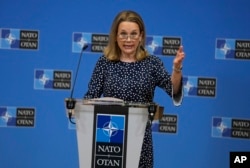 美國駐北約大使朱莉安·史密斯在北約布魯塞爾總部的一次記者會上講話。(2022年2月15日)