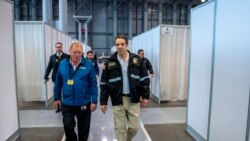 州長辦公室提供的照片顯示庫默走在即將完工的由陸軍工程兵在紐約搭建的臨時醫院的走道。 (2020年3月27日)