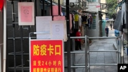 中國廣東廣州當局要求海珠區居民須有核酸陰性證明方能通行小巷。 （2022年11月11日）