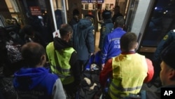 從烏克蘭南部赫爾松撤離的救護人員和志願者抬著一名老年撤離者抵達克里米亞。（2022年11月10日）