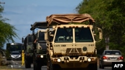 美軍人員乘車趕往夏威夷毛伊島山火災區。（法新社2023年8月15日）