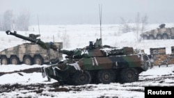 法國製AMX-10 RC型裝甲作戰車（中）（路透社資料圖）