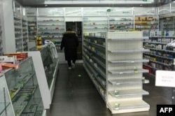 北京一家藥店治療退燒的藥物貨架清空。（2022年12月17日）