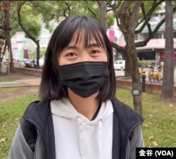 任職服務業的台中市民邱曉芬 (美國之音特約記者金谷拍攝)