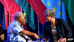 资料照：澳大利亚外长黄英贤（右）与瓦努阿图总理鲍勃·拉夫曼在太平洋岛国论坛会议期间会面。（2022年7月12日）