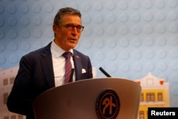 前北約秘書長拉斯穆森在台北舉行的記者會上講話。 （2023年1月5日）