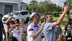 巴西前总统博索纳罗（中）在佛罗里达州奥兰多郊外的度假村与支持者见面（2023年1月4日）