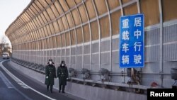 中國武警士兵在北京街頭巡邏。（2022年12月1日）