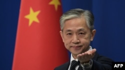 ແຟ້ມຮູບ-ໂຄສົກກະຊວງການຕ່າງປະເທດຂອງຈີນ ທ່ານຫວັງ ເຫວິນບິນ ຮັບຄໍາຖາມລະຫວ່າງການຖະແຫຼງຂ່າວຢູ່ກະຊວງການຕ່າງປະເທດໃນປັກກິ່ງ, ວັນທີ 9 ພະຈິກ 2020. 