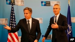 罗马尼亚首都布加勒斯特，美国国务卿安东尼·布林肯（左）与北约秘书长延斯-斯托尔滕贝格在新闻发布会上（2022年11月29日）。