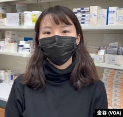 位於中台灣台中的藥局工作人員葉靜蓓 (美國之音特約記者金谷拍攝)