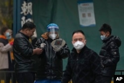 北京一名男子在接受他的健康碼被相關人員檢查。（2022年11月9日）