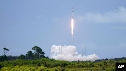 一枚SpaceX 獵鷹9號火箭為發射starlinks衛星從佛羅里達州卡的一處太空部隊基地發射場升空。（2022年7月17日）