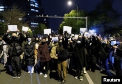 北京民众走上街头举起白纸抗议当局严厉的防疫封控措施。（2022年11月27日）