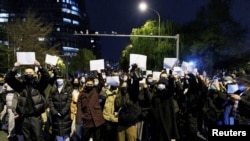 北京民眾走上街頭舉起白紙抗議當局嚴厲的防疫封控措施。（2022年11月27日）