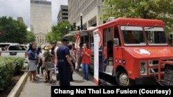 ບັນດາລູກຄ້າ ພາກັນເຂົ້າມາສັ່ງຊື້ອາຫານ ຈາກລົດຂາຍອາຫານຊ້າງນ້ອຍ.