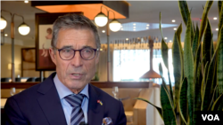 北約前秘書長拉斯穆森2022年12月1日在華盛頓接受美國之音採訪。