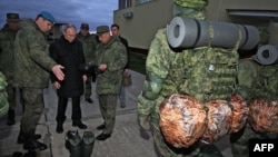 俄羅斯總統普京在一處俄軍訓練營視察士兵裝備。（2022年10月20日）