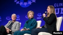 克林顿一家在亚利桑那州立大学的2014年克林顿国际主创学院发言。有人说，克林顿基金会体现了这位民主党总统候选人的利益冲突。(资料图片)