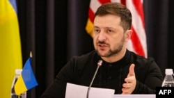 ປທນ.ໂວໂລດີເມຍ ເຊເລັນສກີ ແຫ່ງຢູເຄຣນ ກາ່ວໃນກອງປະຊຸມດ້ານການປ້ອງກັນປະເທດ ທີ່ຖານທັບອາກາດ ແຣມສໄຕນຼ ໃນເຢຍຣະມັນ, ວັນທີ 9 ມັງກອນ. 2025 (Photo by Daniel ROLAND / AFP)