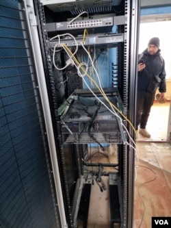 俄羅斯佔領軍從切爾諾貝利撤走後，烏克蘭國家隔離區管理局的計算機服務器機櫃子架在2022年4月5日時的狀況。 (照片由葉夫根尼·克拉馬連科提供)