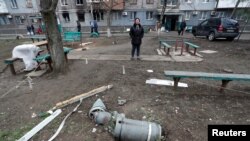 马里乌波尔一座被破坏的居民楼附近地面的导弹残骸。(2022年4月12日)