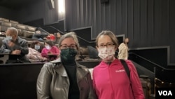 台湾驻美代表萧美琴(图右）与美国在台协会执行理事蓝莺出席马里兰州一家戏院的香港纪录片《时代革命》特映会（2022年4月9日）(美国之音锺辰芳拍摄）