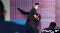 所羅門皇家警察部隊2022年3月29日發佈沒有註明時間的照片顯示，中國警察聯絡官（中）在訓練所羅門警察格鬥技術。