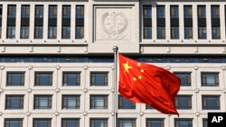 山東最高法院前的中國國旗，2013年10月24日（資料圖）。活動人士呼籲美國官員在美中戰略與經濟對話上更多關注人權議題。