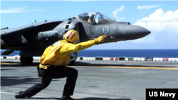 與前美軍飛行員杜根（Daniel Edmund Duggan）駕駛的鷂式噴射戰鬥機同款的戰機。 （美國海軍照片）