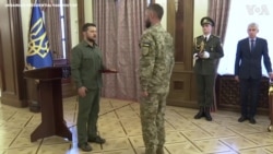 澤連斯基表揚解放哈爾科夫的軍人