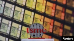 台灣芯片製造代工龍頭台積電在新竹的總部大樓與台積電標識。