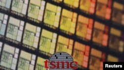 台灣芯片製造代工龍頭台積電在新竹的總部大樓與台積電標識。