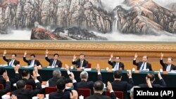 中共领导人习近平和他的班子在中共二十大会议上全体举手。（2022年10月18日）