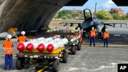 台灣軍隊士兵站在F16V戰機前，準備進行裝載美製AGM-84魚叉反艦導彈及AIM-120和AIM-9空空導彈的訓練。（2022年9月16日）