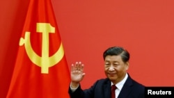 2022年10月23日，中共領導人習近平帶領中共新一屆中央政治局常委與中外媒體見面期間講話後招手。