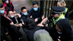 推特上的中國：“完全瘋了” 中國領館官員毆打香港抗議者惹眾怒